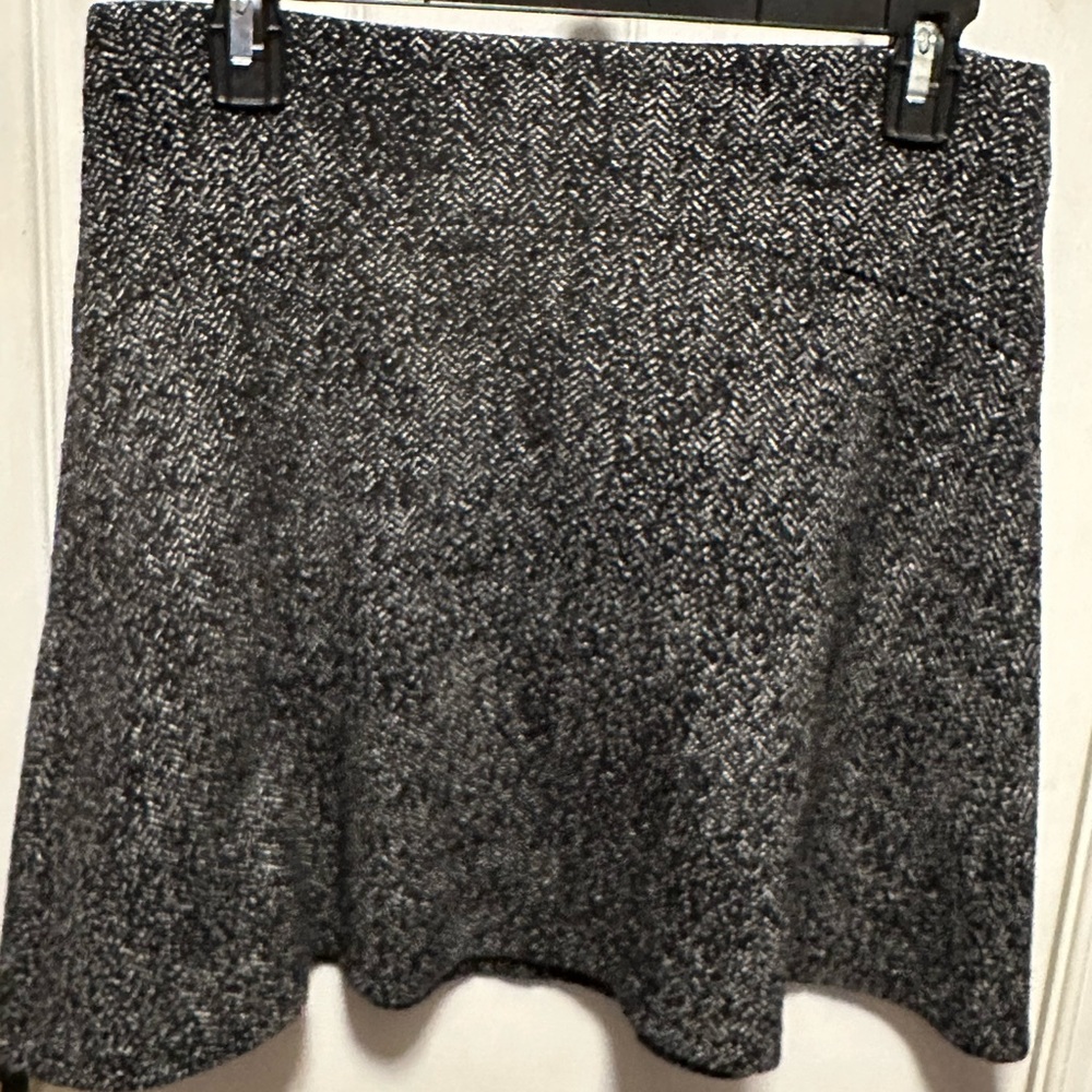 Stretchy black and white skirt from the Loft, size xs.